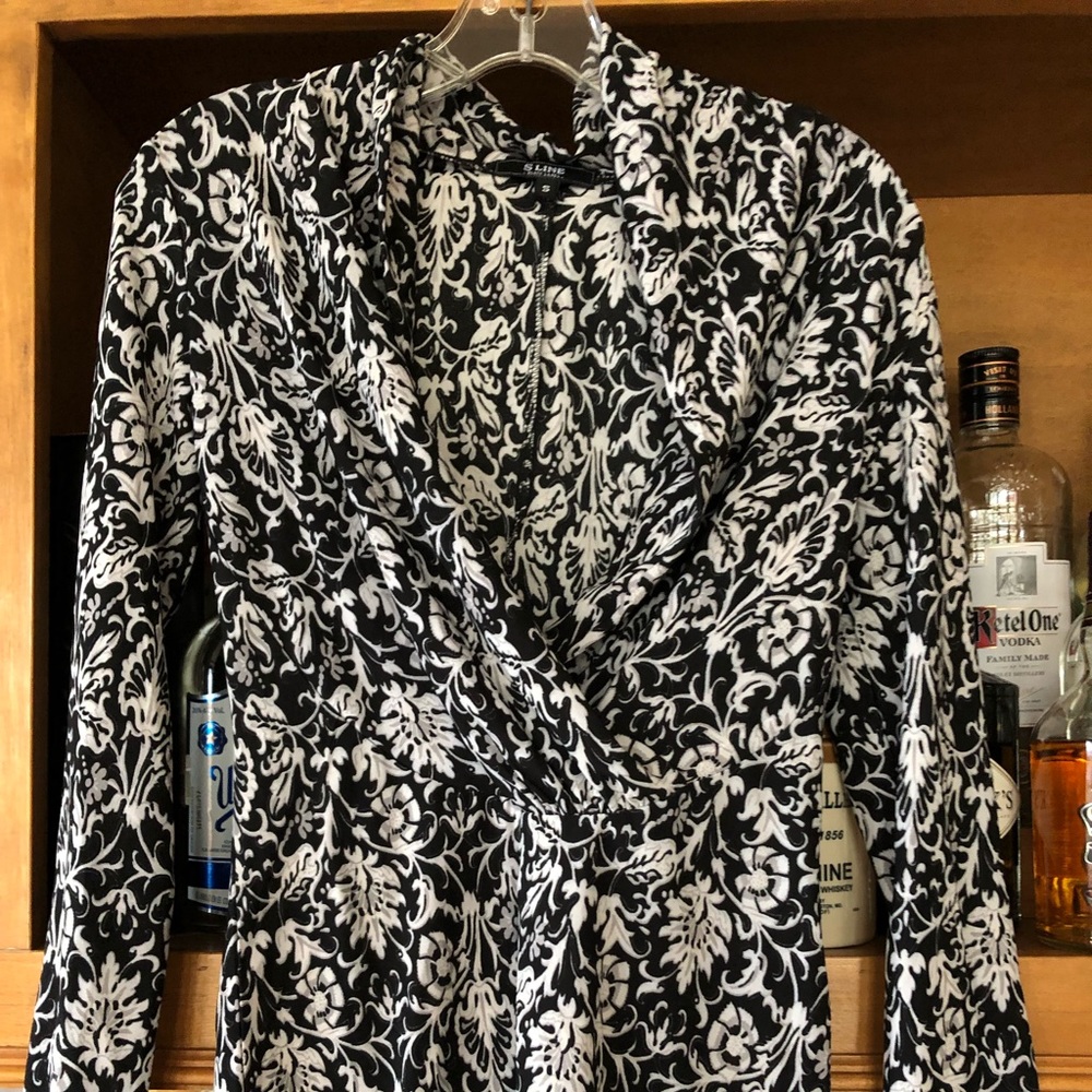 Blouse. B&W Crossover bodice to slimming waist